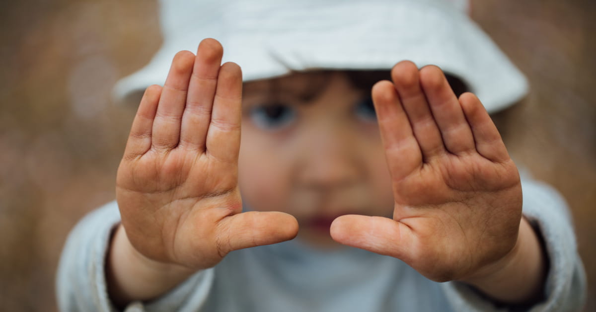 Bambina con le mani sporche