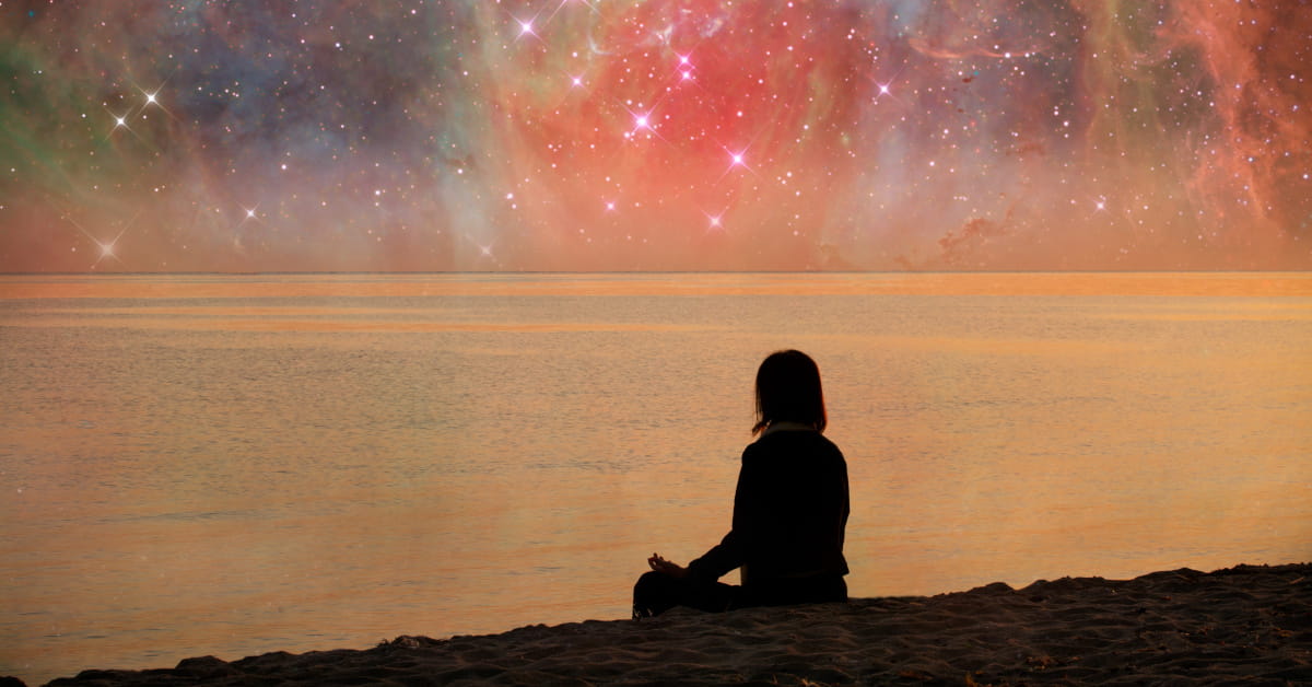 Donna che medita davanti all'universo