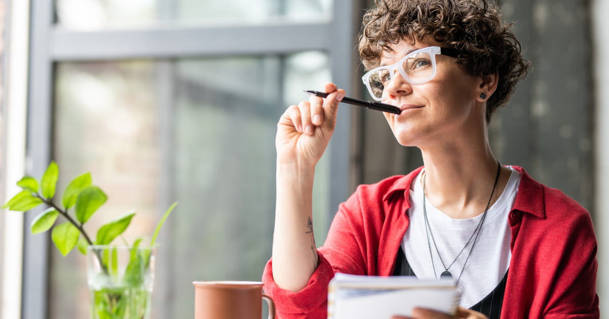 Donna che pensa seduta a un tavolino