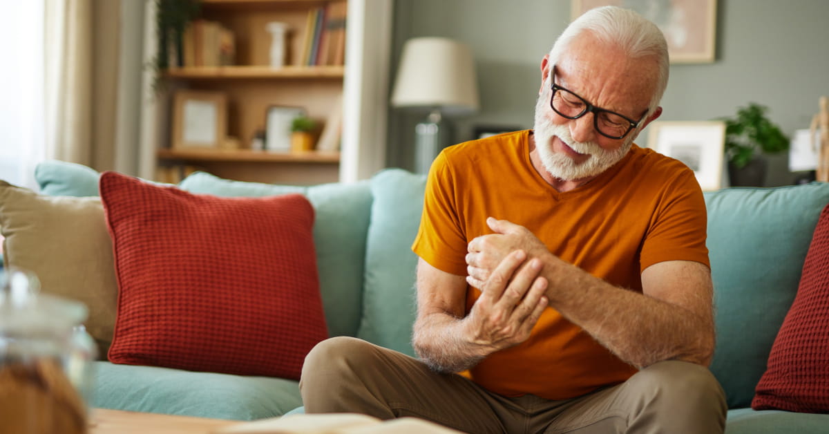 Dolori articolari in uomo anziano