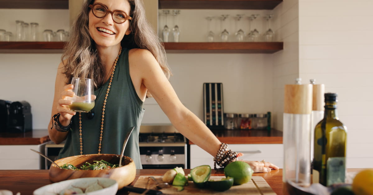 Donna con pranzo vegetale e naturale per contrastare la candida