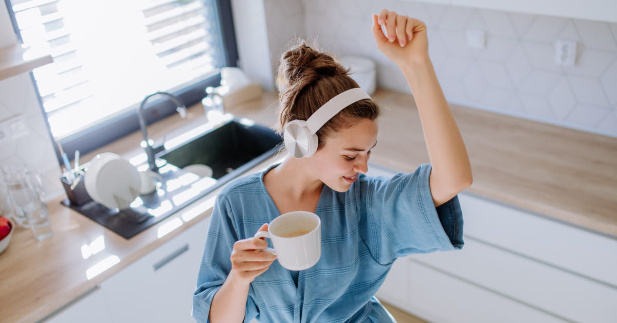 Donna al mattino che beve il caffè