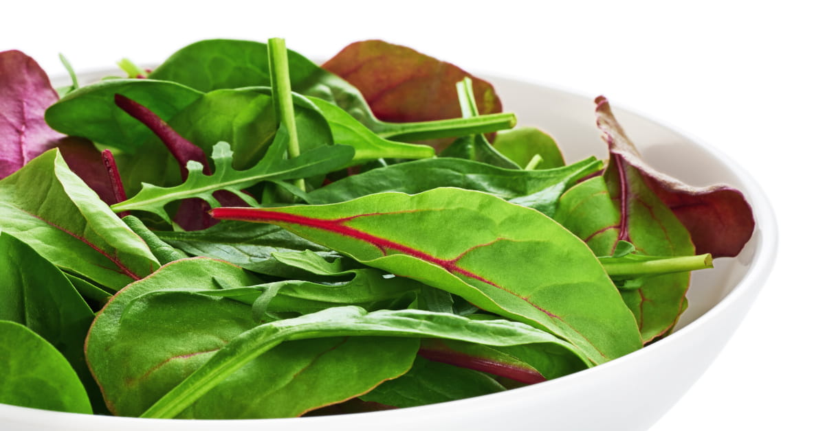 Piatto con spinaci freschi