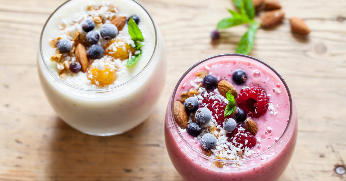 Frullato di frutta fresca e latte di cocco per colazione