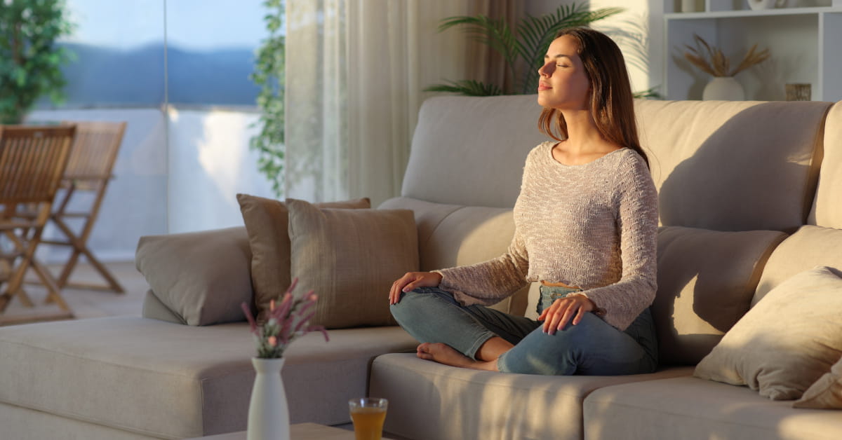 Donna in relax sul divano nel pomeriggio