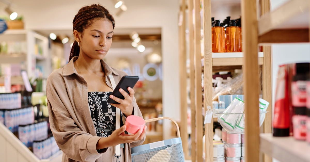 Donna che controlla INCI dei prodotti cosmetici