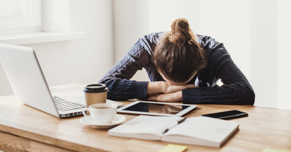 Donna che soffre di stress e stanchezza eccessiva al lavoro