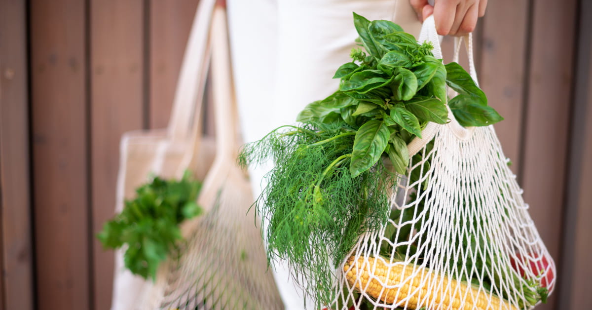 Donna con shopper in tela per la spesa