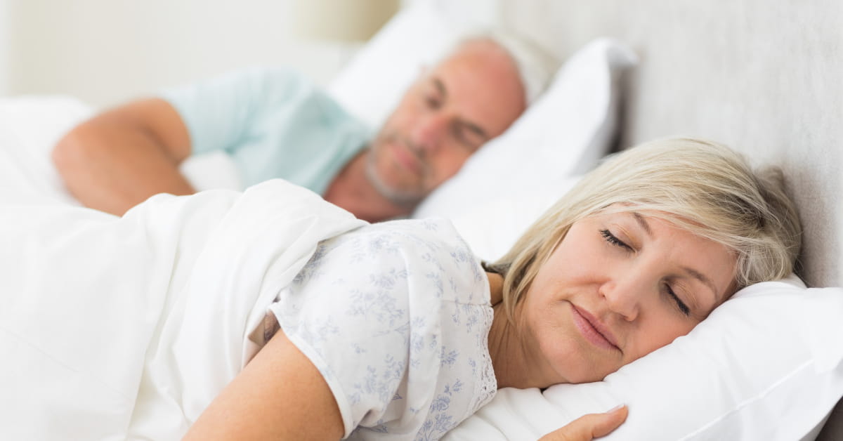 Coppia di mezza et&agrave; che dorme 