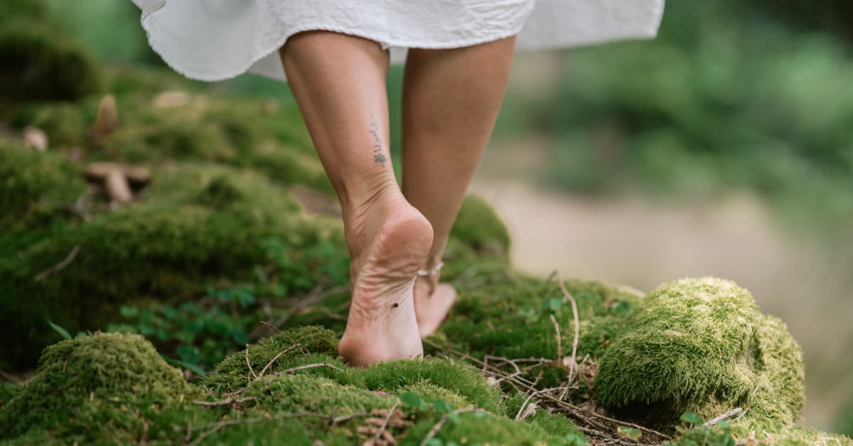 Donna che cammina a piedi nudi sulla terra