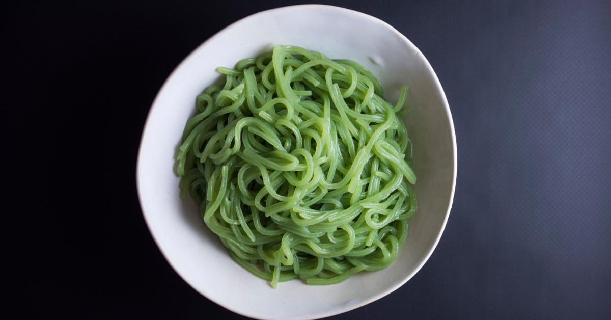 Piatto di spaghetti di konjac al pesto