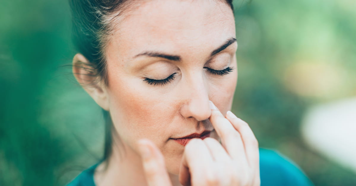 Esercizio di respirazione a narici alternate per calmare l'ansia