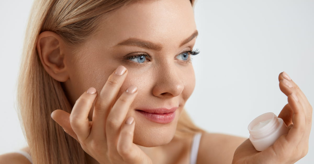 Come applicare il contorno occhi