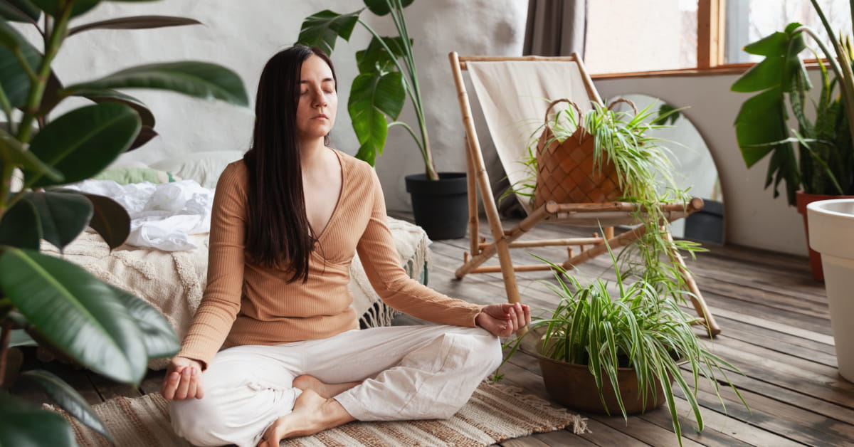 Donna che medita e recita mantra tibetani