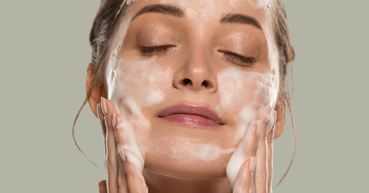Detersione delicata del viso come base di una skincare minimalista