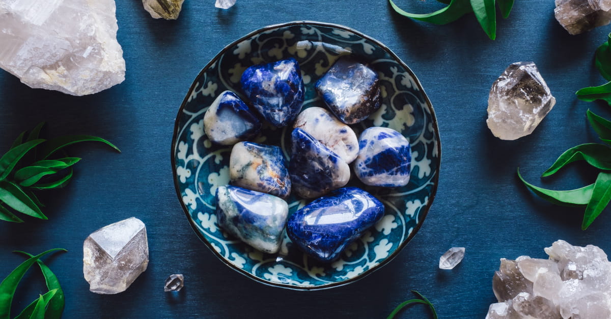 Sodalite, una delle pietre che equilibra il chakra della gola
