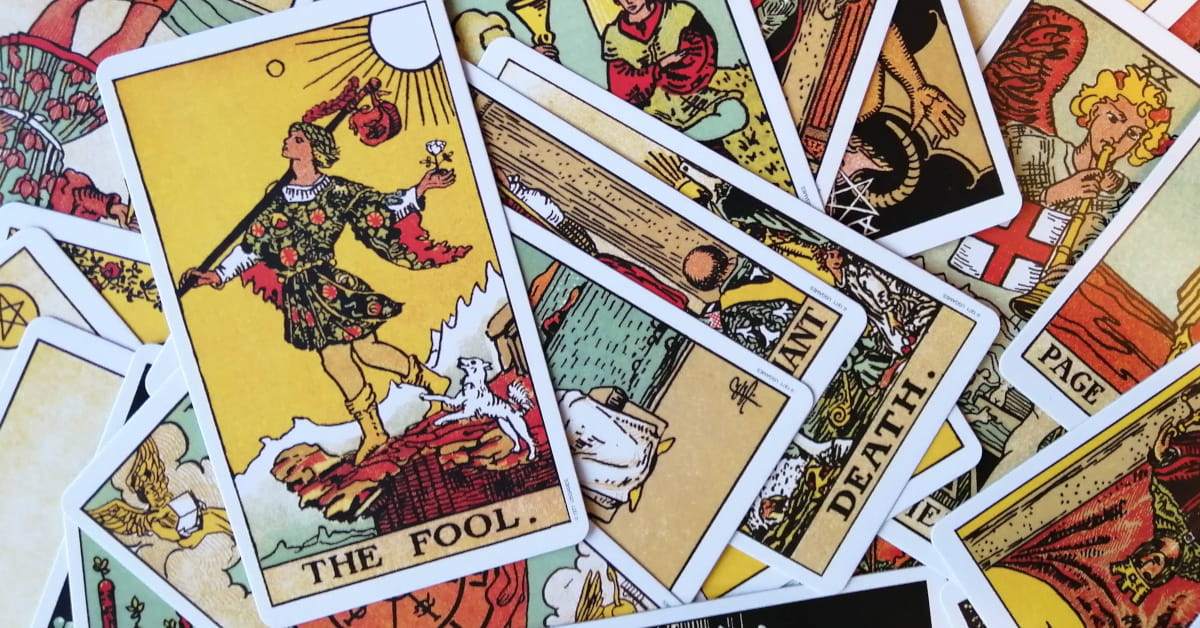 Mazzo di tarocchi con il Matto in primo piano