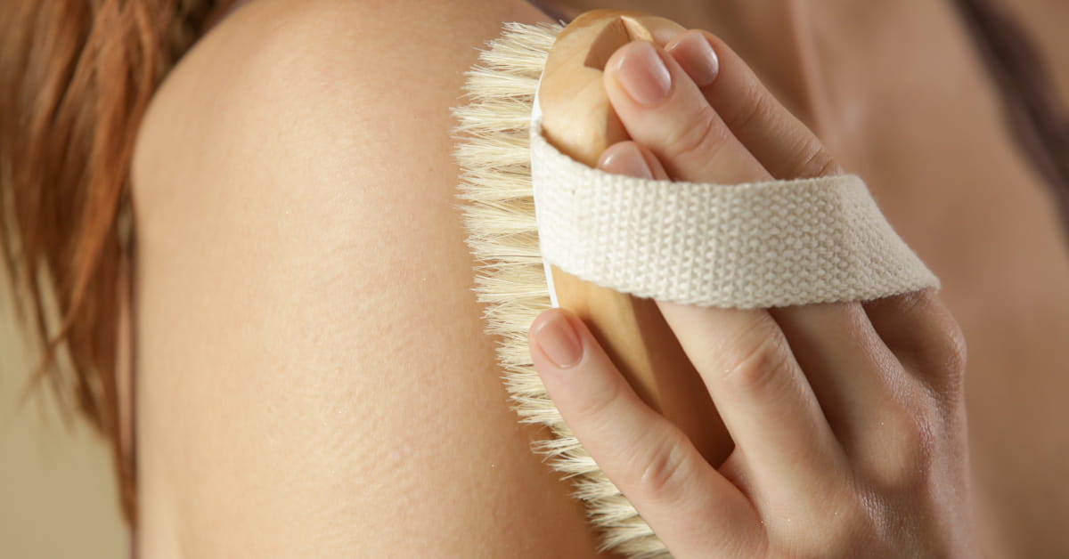 Spazzolatura a secco per rivitalizzare la pelle del corpo