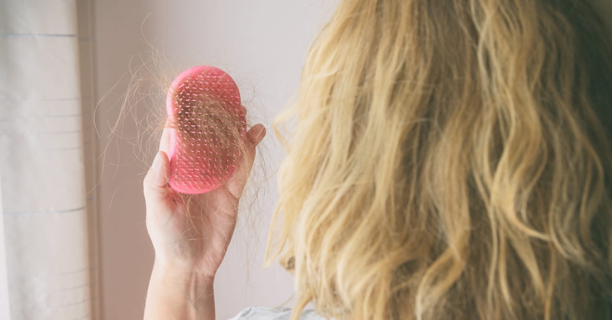 Stress e fumo di sigaretta possono causare caduta eccessiva di capelli